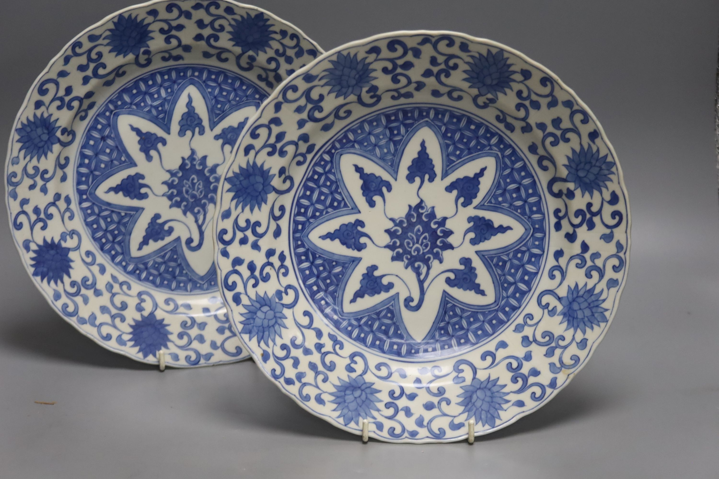 A pair of Chinese blue and white dishes, 28cm, and a similar comport